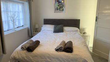 Individually furnished, laptop workspace, iron/ironing board, free WiFi