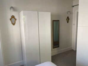 Individually furnished, laptop workspace, iron/ironing board, free WiFi - The Coach House (Sandwich)