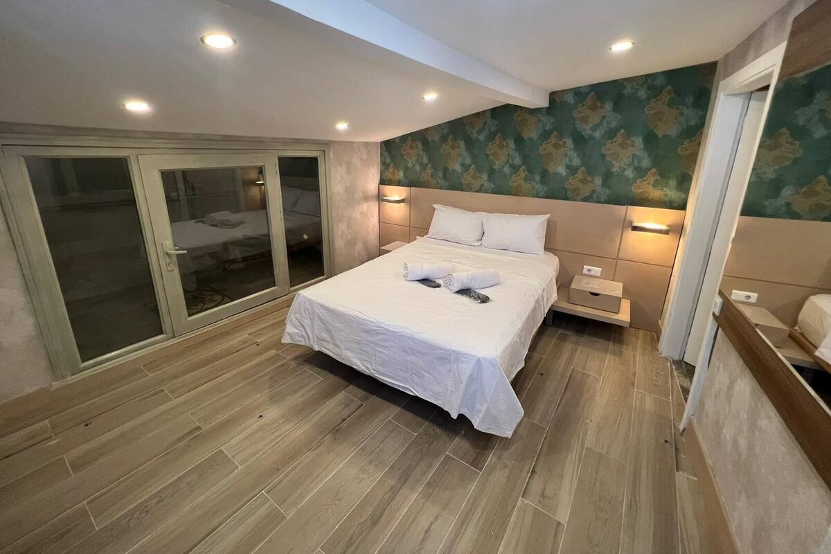 Luxury Apartment | 1 bedroom, premium bedding, in-room safe, desk