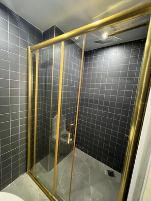 Comfort Studio | Bathroom | Shower, rainfall showerhead, free toiletries, hair dryer - Feridiye 71 (Istanbul)