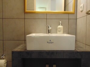 Een douche, een haardroger, handdoeken, zeep