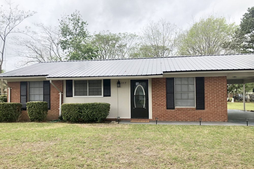 3 bdrm w basketball court & fire pit-Travel worker