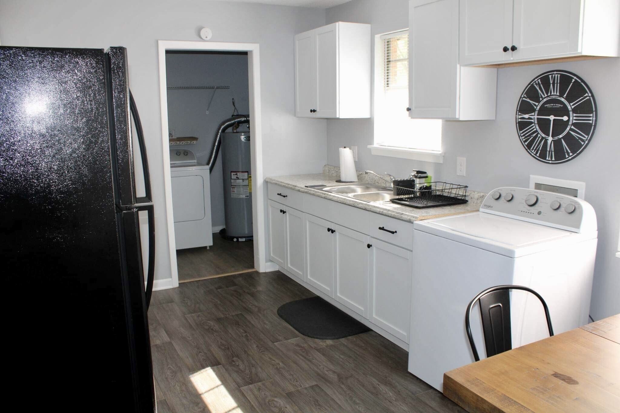 3 bdrm w basketball court & fire pit-Travel worker