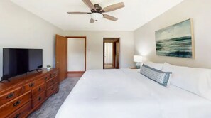 2 bedrooms, desk, WiFi, bed sheets