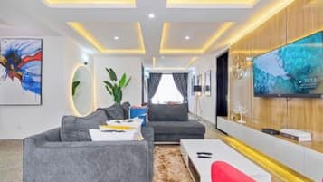 Executive appartement | Woonruimte | Een 55-inch smart-tv met digitale zenders, televisie en een open haard