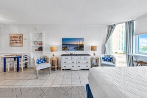 Tabla de planchar con plancha, wifi gratis y ropa de cama