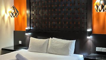 Deluxe Studio Suite | 1 bedroom, in-room safe, laptop workspace, iron/ironing board