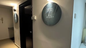 Studio Suite Superior | Brankas, ruang kerja ramah laptop, dan setrika/meja setrika