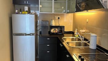 Deluxe Studio Suite | Private kitchen | Fridge, microwave, stovetop, electric kettle