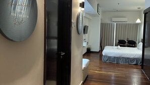Studio Suite Superior | Brankas, ruang kerja ramah laptop, dan setrika/meja setrika