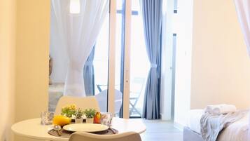 Appartement, uitzicht op zee | Woonruimte | Een 32-inch smart-tv met digitale zenders, Netflix en streamingdiensten