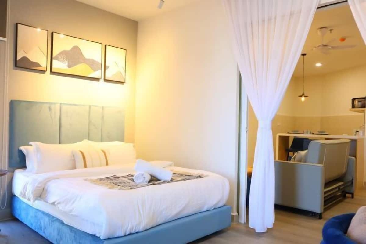 1 bedroom, individually decorated, individually furnished, desk