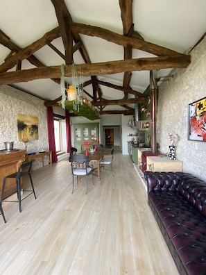 مدفأة، كُتُب، شاشة كمبيوتر