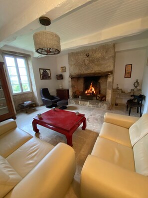 مدفأة، كُتُب،  شاشة كمبيوتر