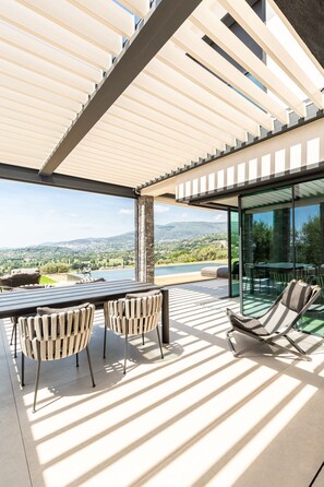 Outdoor dining - Medusa's House: French Riviera (Opio)