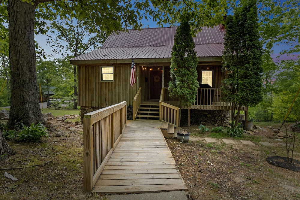 3bed/ 3bath, 3 POOLS, boat ramp 1 mile away, BOAT storage