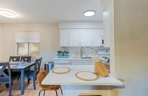 Cookware/dishes/utensils - Perfect Modern Downtown Condo! (Lake Havasu City)