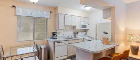 Batterie de cuisine, vaisselle et ustensiles