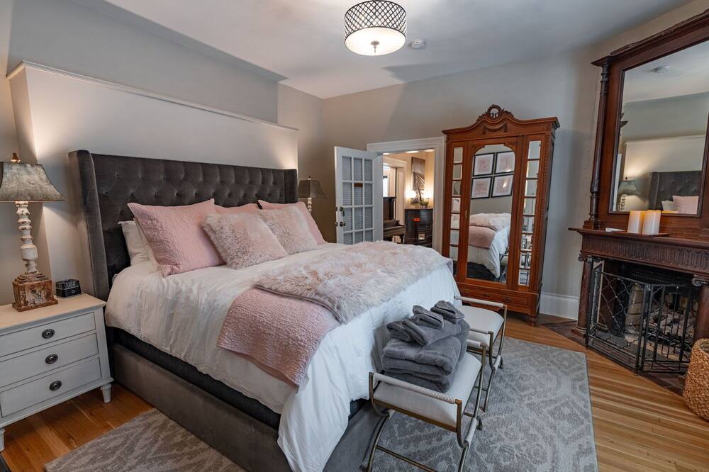 Luxury King Suite in the heart of the Royal Gorge Region