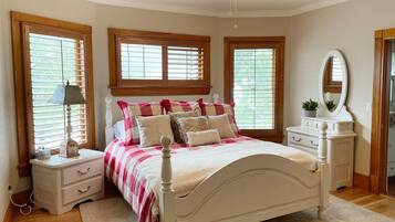 5 bedrooms, iron/ironing board, WiFi, bed sheets