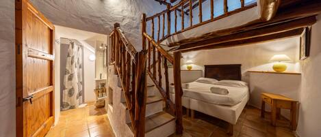 5 bedrooms, iron/ironing board, free WiFi, bed sheets
