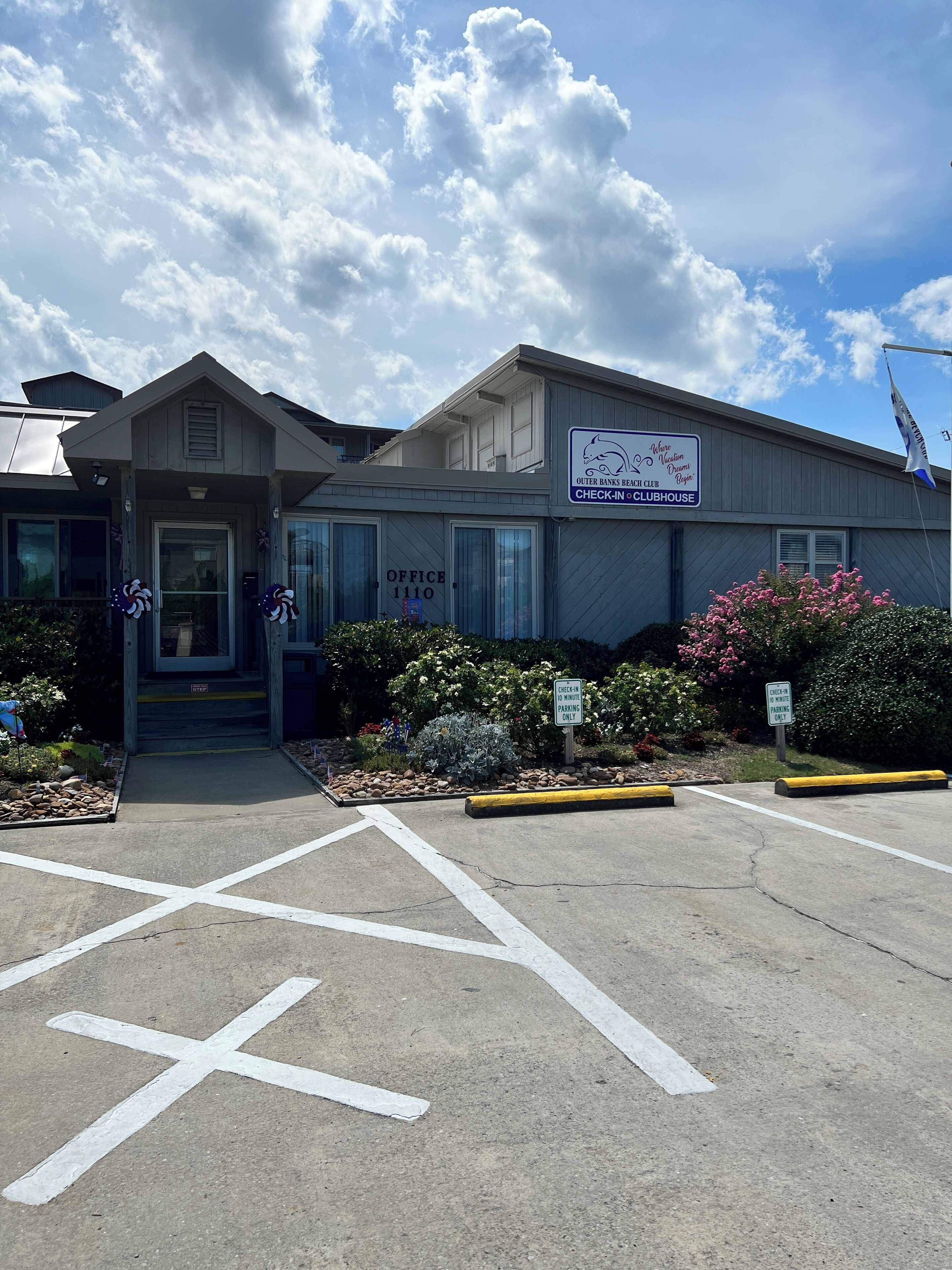Un bâtiment sur lequel est apposée une enseigne indiquant qu’il s’agit du « Outer Banks Beach Club ».