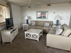 Ropa de cama de alta calidad y espacio para trabajar con laptop 