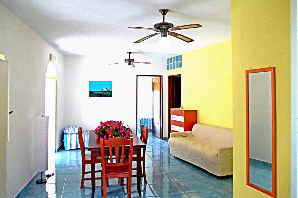 Apartment for 2/4 guests, double bedroom, living room, bathroom, kitchen, and exterior.