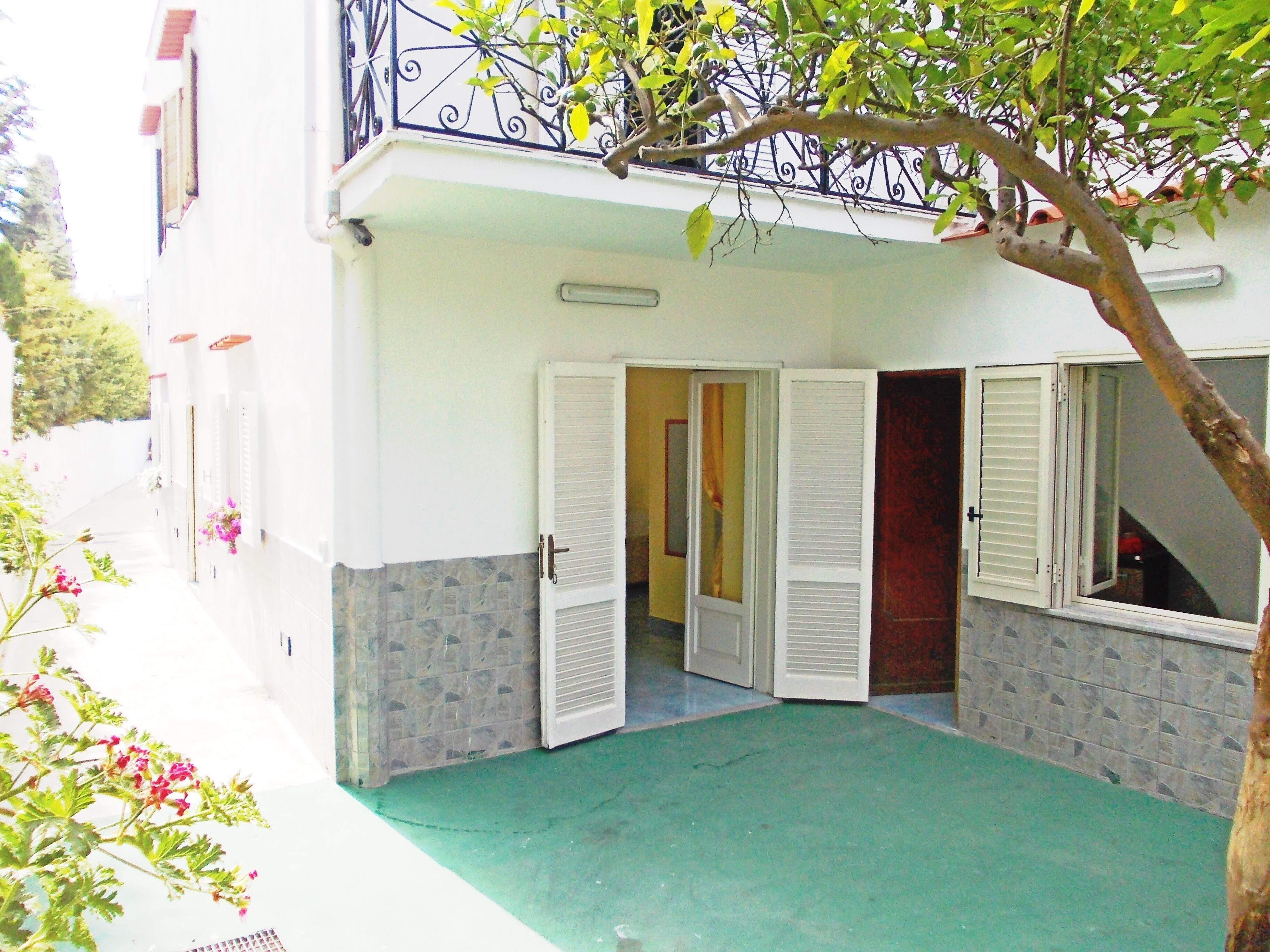 Apartment for 2/4 guests, double bedroom, living room, bathroom, kitchen, and exterior. 