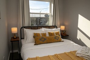 3 habitaciones, escritorio, tabla de planchar con plancha y wifi