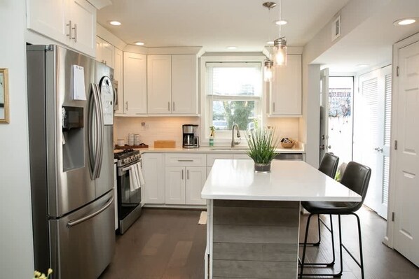 Refrigerador, microondas, horno y parrilla de estufa