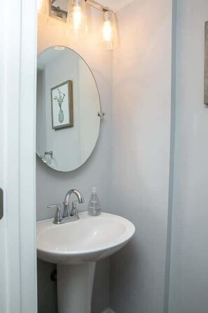 Tina, secadora de cabello, toallas