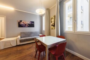 Leilighet – comfort | Oppholdsområde | En 40-tommers Flatskjerm-TV med digitale kanaler samt TV
