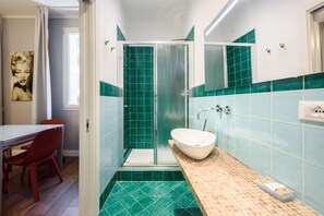 Apartamento conforto | Banheiro | Chuveiro, secador de cabelo, toalhas de banho 