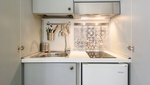 Design-studio | Yksityinen keittiö | Minijääkaappi, liesi, keittoastiat/astiat/ruokailuvälineet