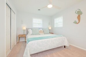 3 soverom, skrivebord, strykejern/-brett og reiseseng for barn