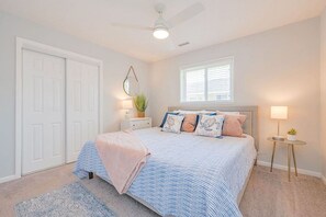 3 bedrooms, desk, iron/ironing board, travel crib - #Buckroe Bungalow ~Escape to the Beach 2mins Away! (Hampton)