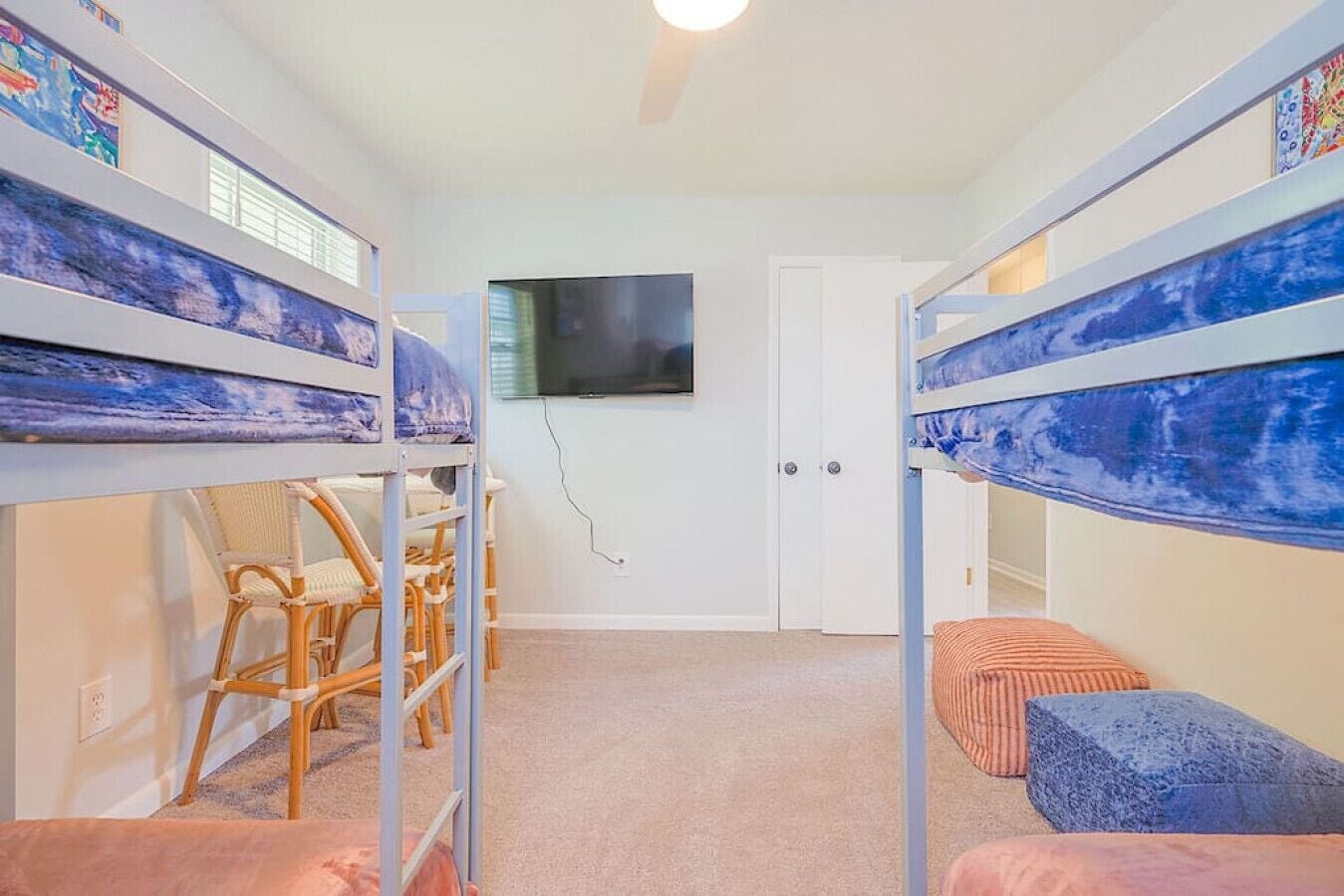 3 dormitorios, escritorio, tabla de planchar con plancha y cuna de viaje