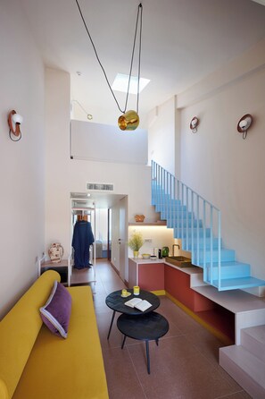 Suite | Een kluis op de kamer, een bureau, een laptopwerkplek