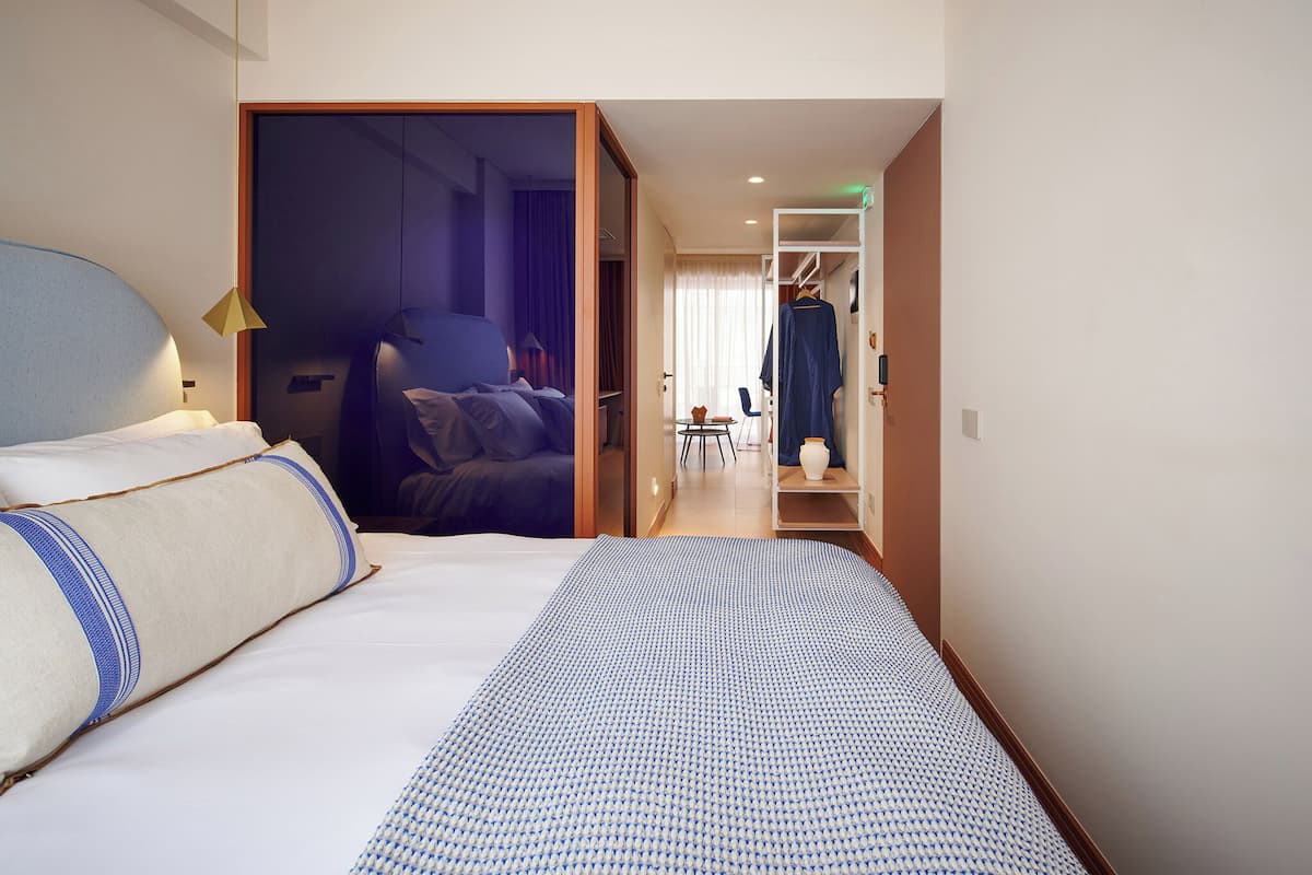 Loom Suite with Balcony | ตู้นิรภัยในห้องพัก, โต๊ะทำงาน, พื้นที่ทำงานแบบใช้แล็ปท็อป, ผ้าม่านกันแสง