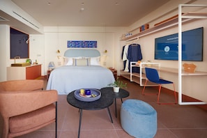 Room 202 - Superior Double with Balcony | Cofres nos quartos, escrivaninha, espaço de trabalho para notebook