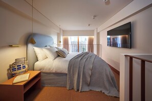 Suite | Een kluis op de kamer, een bureau, een laptopwerkplek