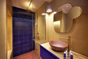 Garden Loft Suite | 客房内保险箱、办公桌、笔记本电脑工作区、遮光窗帘