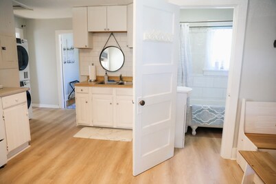 Cozy 2bdrm Apt. Walk downtown bring your pets