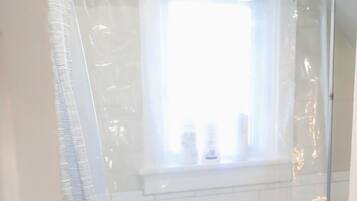 Secadora de cabello, toallas, jabón, shampoo