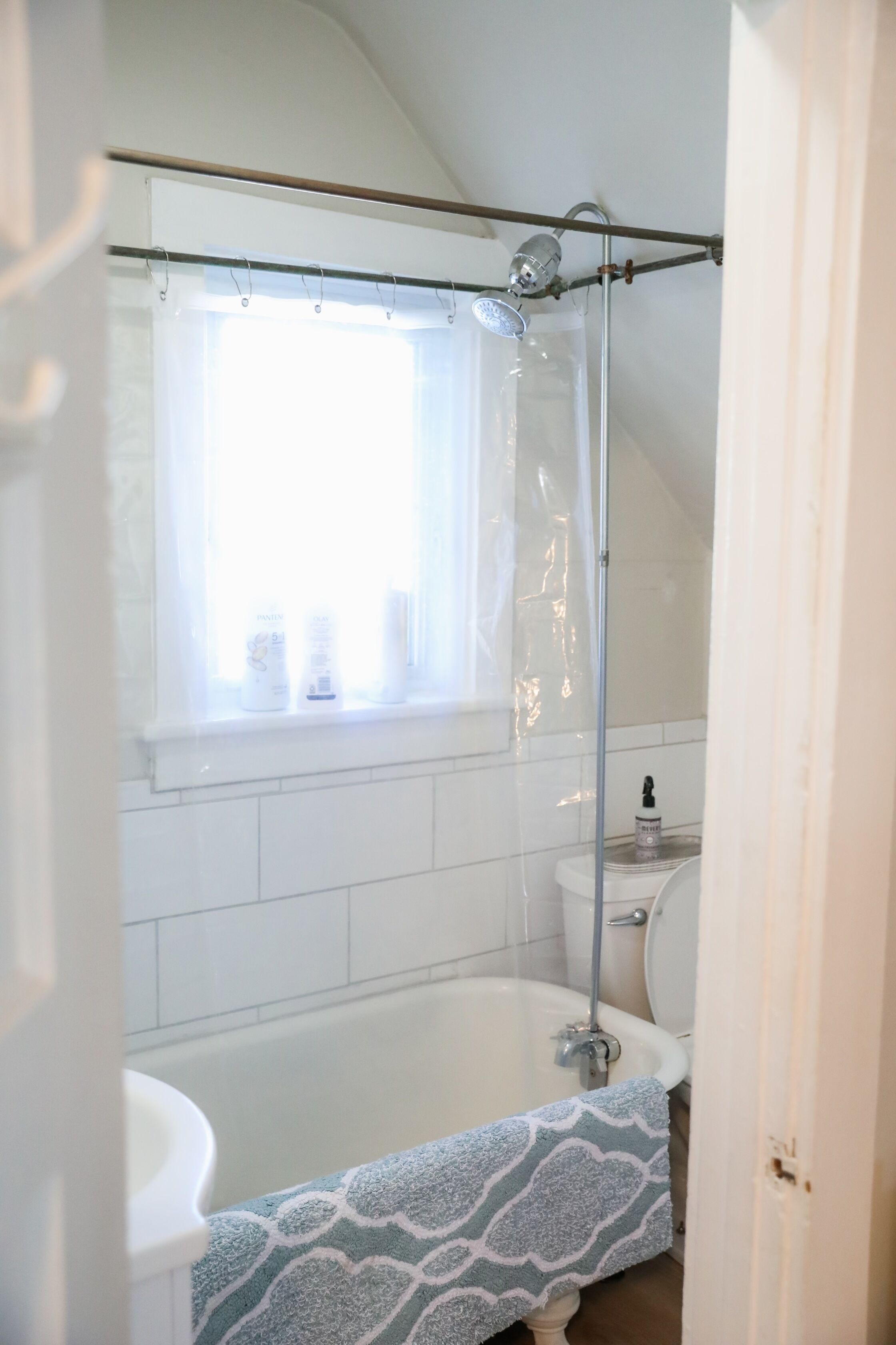 Cozy 2bdrm Apt. Walk  downtown bring your pets