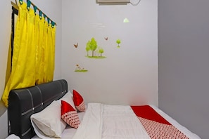 Deluxe Double Room | Desk, laptop workspace, bed sheets - Hotel O Hasan House Syariah 2NearVihara Budhi Bhakti (Batam)