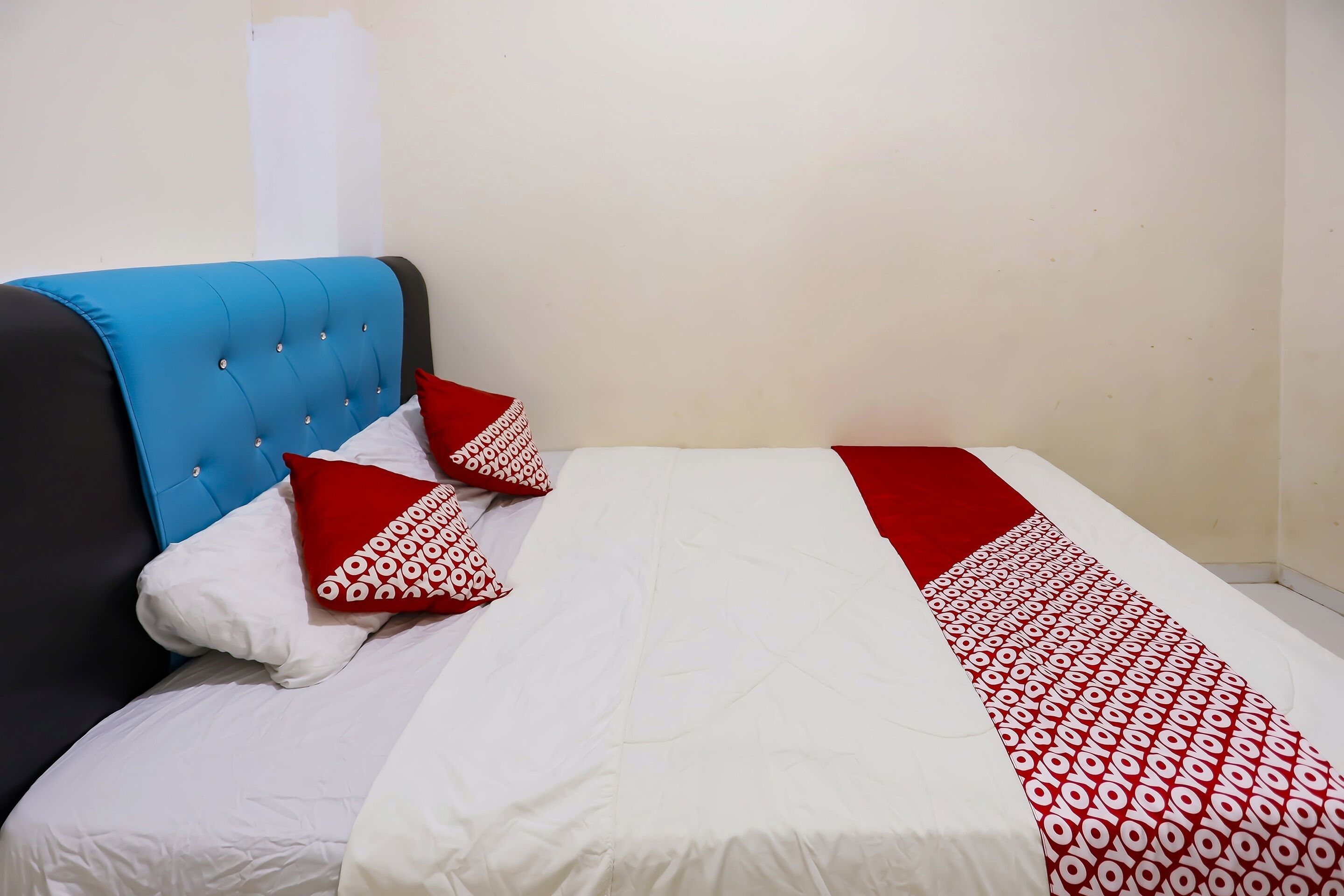 deluxe double room | 1 bedroom, desk, laptop workspace, bed sheets