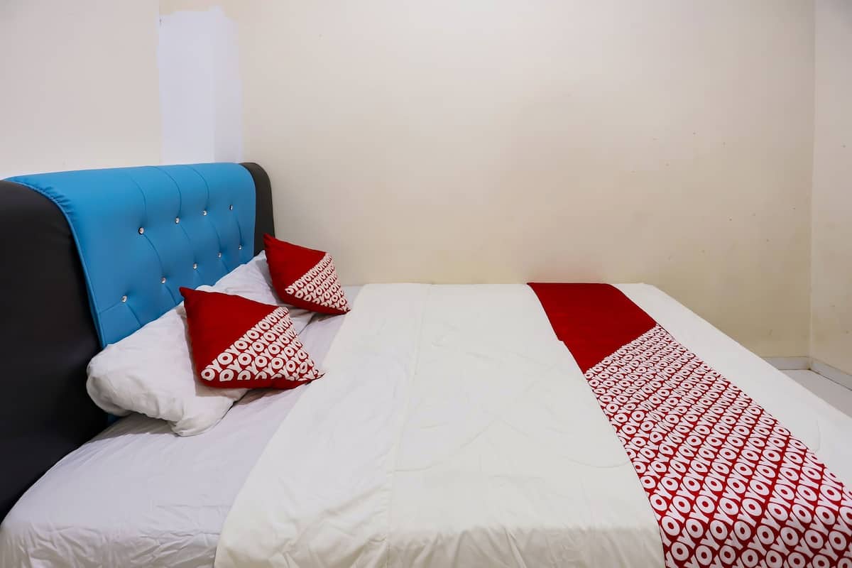 deluxe double room | 1 bedroom, desk, laptop workspace, bed sheets