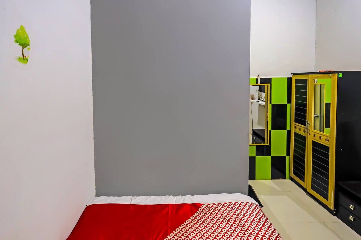 deluxe double room | 1 bedroom, desk, laptop workspace, bed sheets